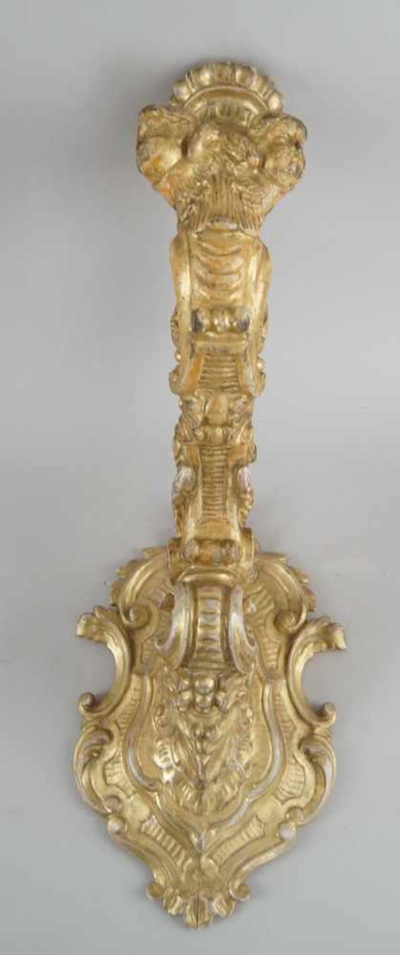 Prunkvoll geschnitzter Wandkerzenleuchter, vergoldet, 18. JH, Altersspuren, L 36 cm, H 49cm- - -24. - Bild 8 aus 11