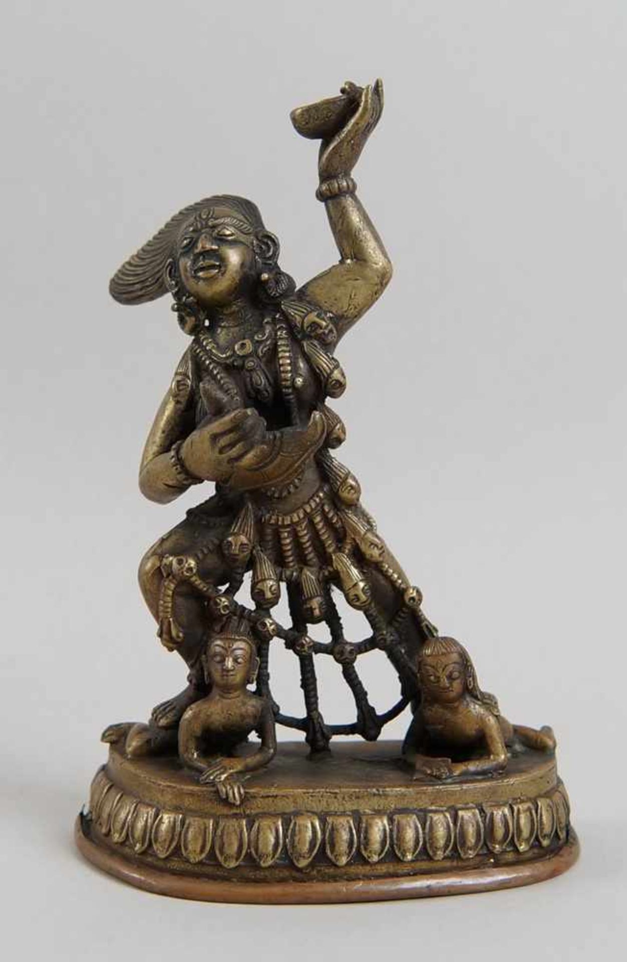Kali, Shiva und Bhairava, Bronze/Kupfer, 18./19. JH, H 21 cm, signiert- - -24.00 % buyer's premium - Bild 2 aus 11