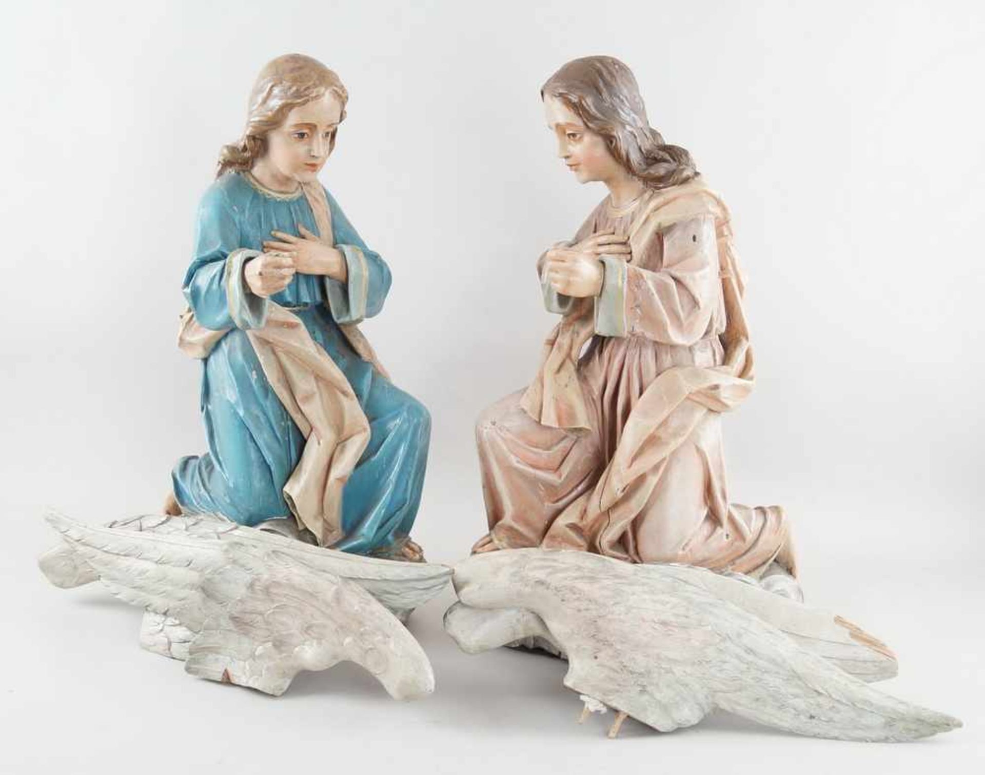 Zwei kniende Engel mit Flügel, 18. JH, Holz geschnitzt und gefasst, rest.-bed., H je 73cm- - -24.
