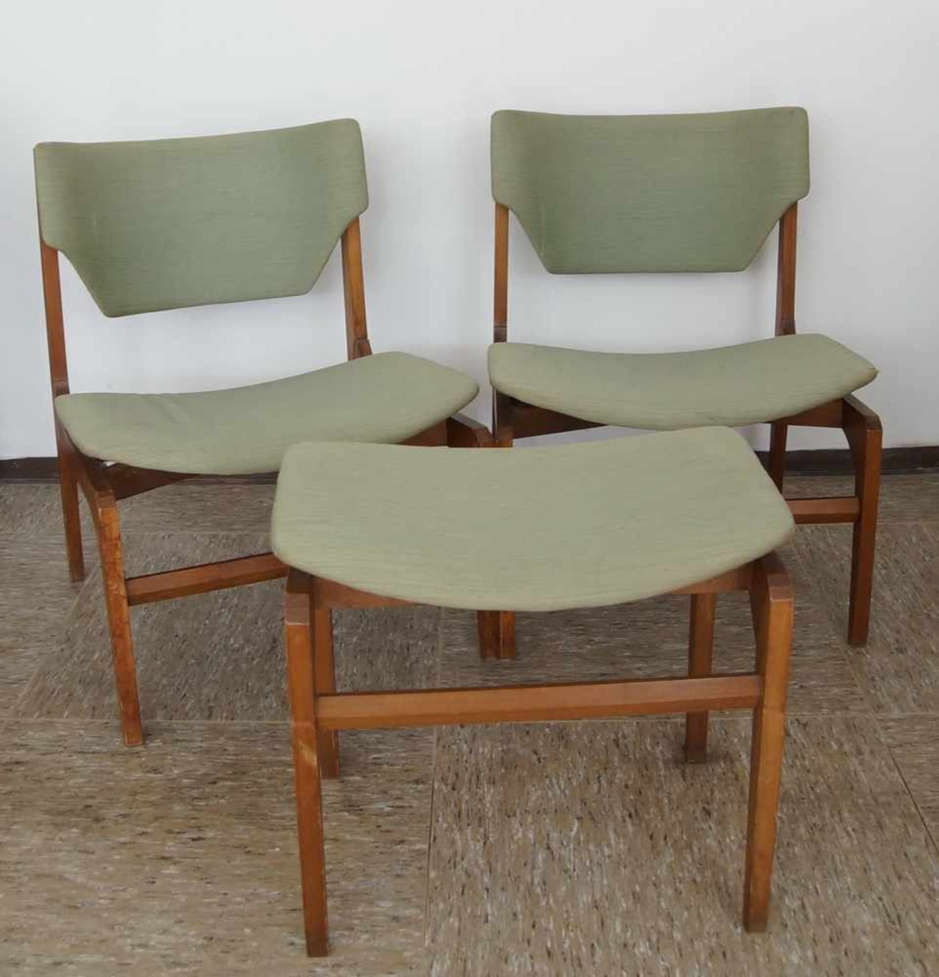 Zwei Stühle und ein Hocker, grüner Bezug, Gio Ponti zugesch. Italien, besch.,74x54x54xSH40 cm, - Bild 3 aus 6