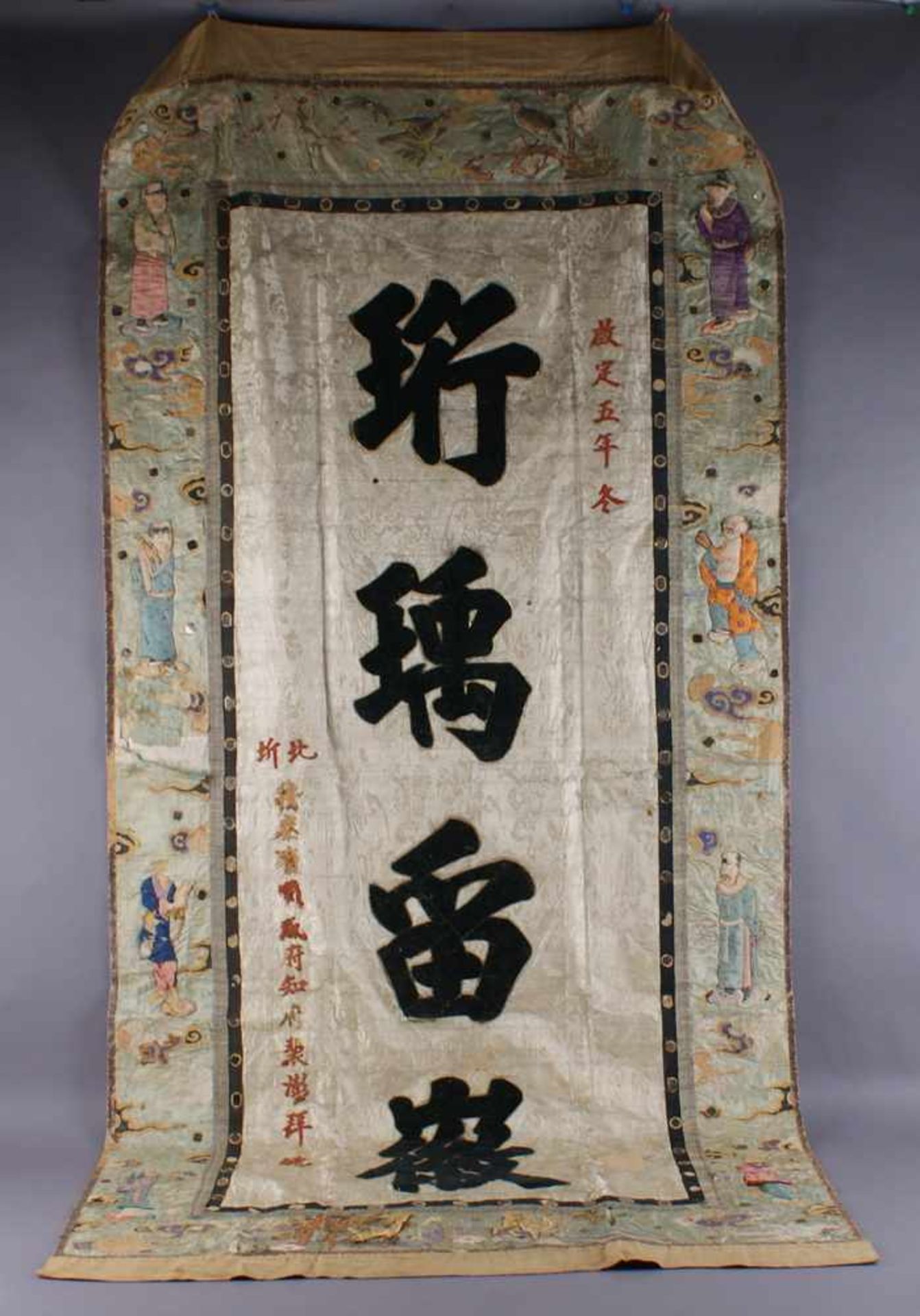 Chinesischer Wandteppich / Tischdecke mit prunkvollen Applikationen aus Stoff, Leder,Papier,