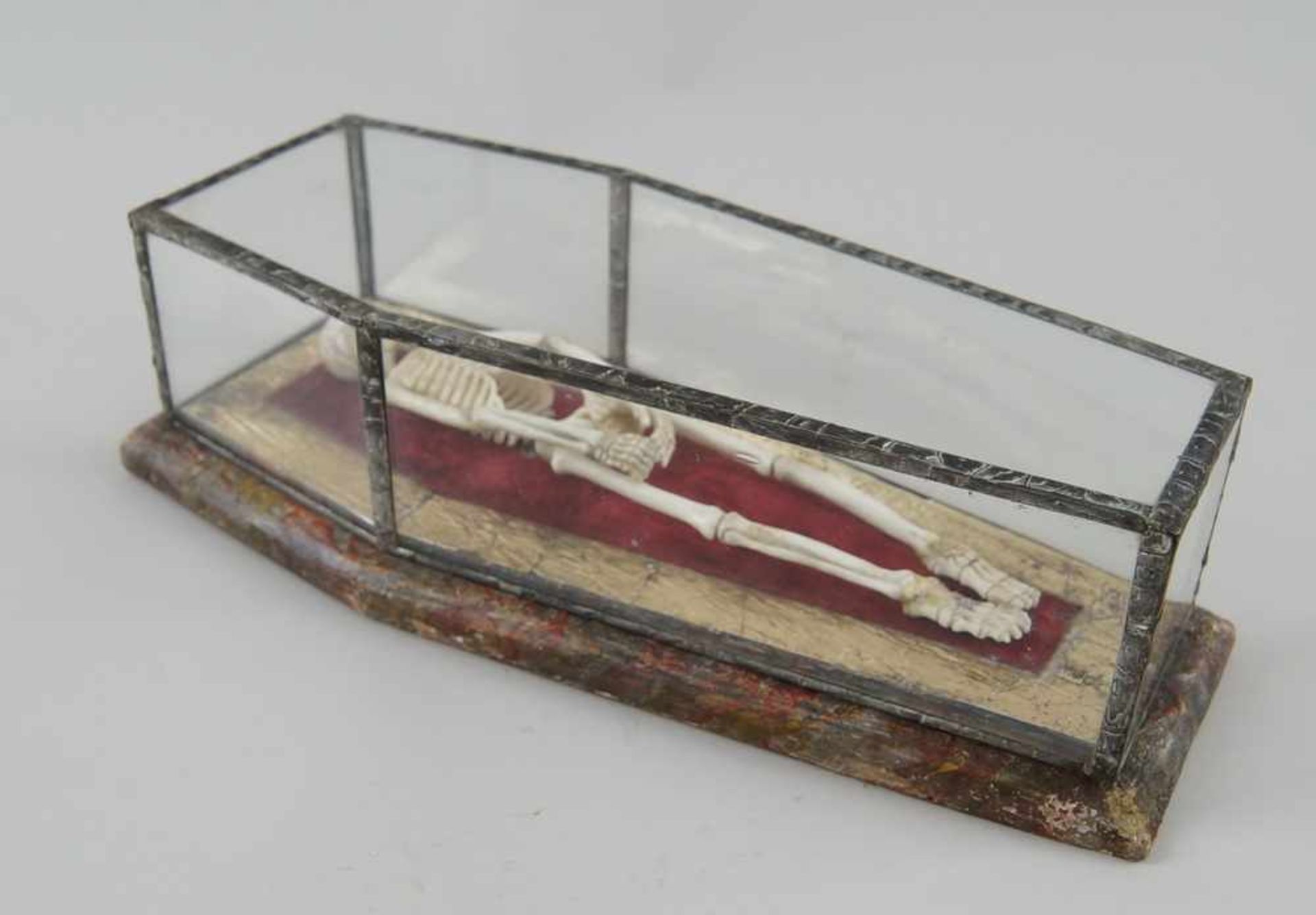 Memento Mori / die Vergänglichkeit, in Bein geschnitztes Skelett im Sarg, angebracht - Bild 10 aus 11