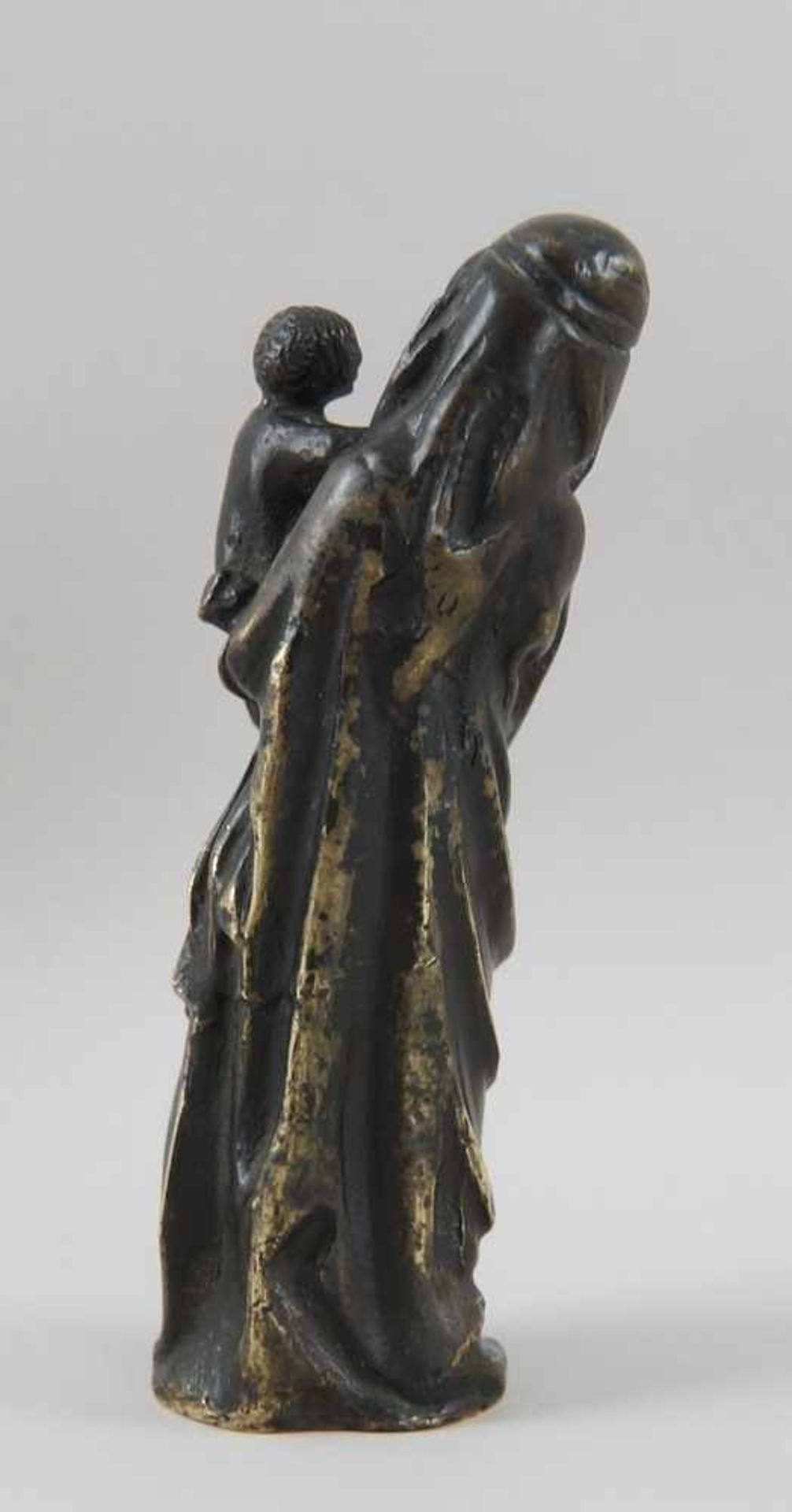 Gotische Skulptur einer Madonna mit Kind, Bronze, wohl um 1500, H 17,5 cm- - -24.00 % buyer's - Bild 5 aus 8