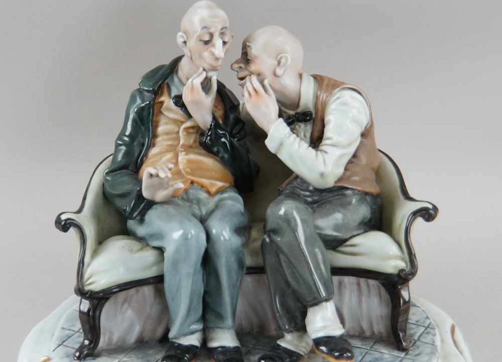 Männer beim angeregten Gespräch auf einer Bank sitzend, fein bemaltes Porzellan, auf derUnterseite - Bild 2 aus 8