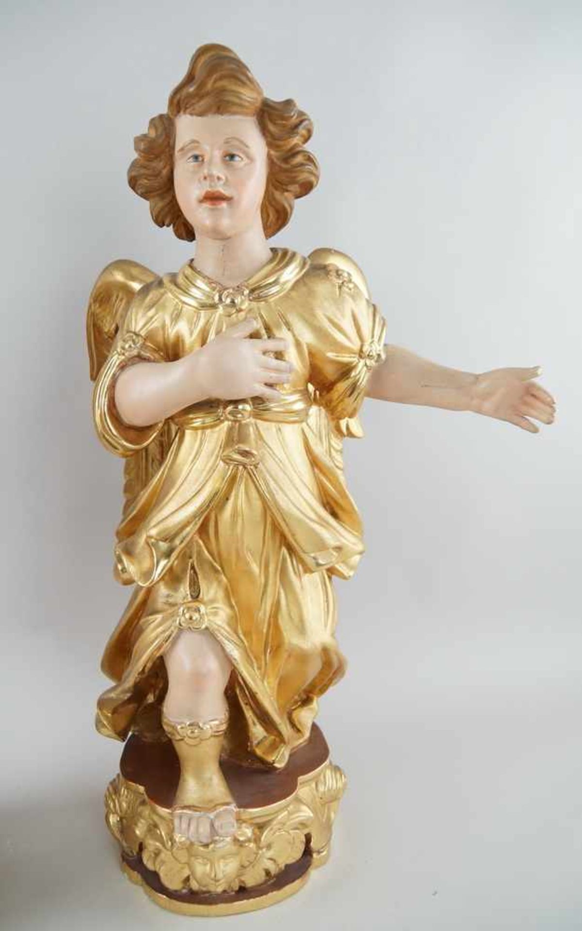 Zwei anmutende Engel mit Flügel, 18./19. JH, Holz geschnitzt und gefasst, vergoldet,rest., H 73 - Bild 4 aus 6