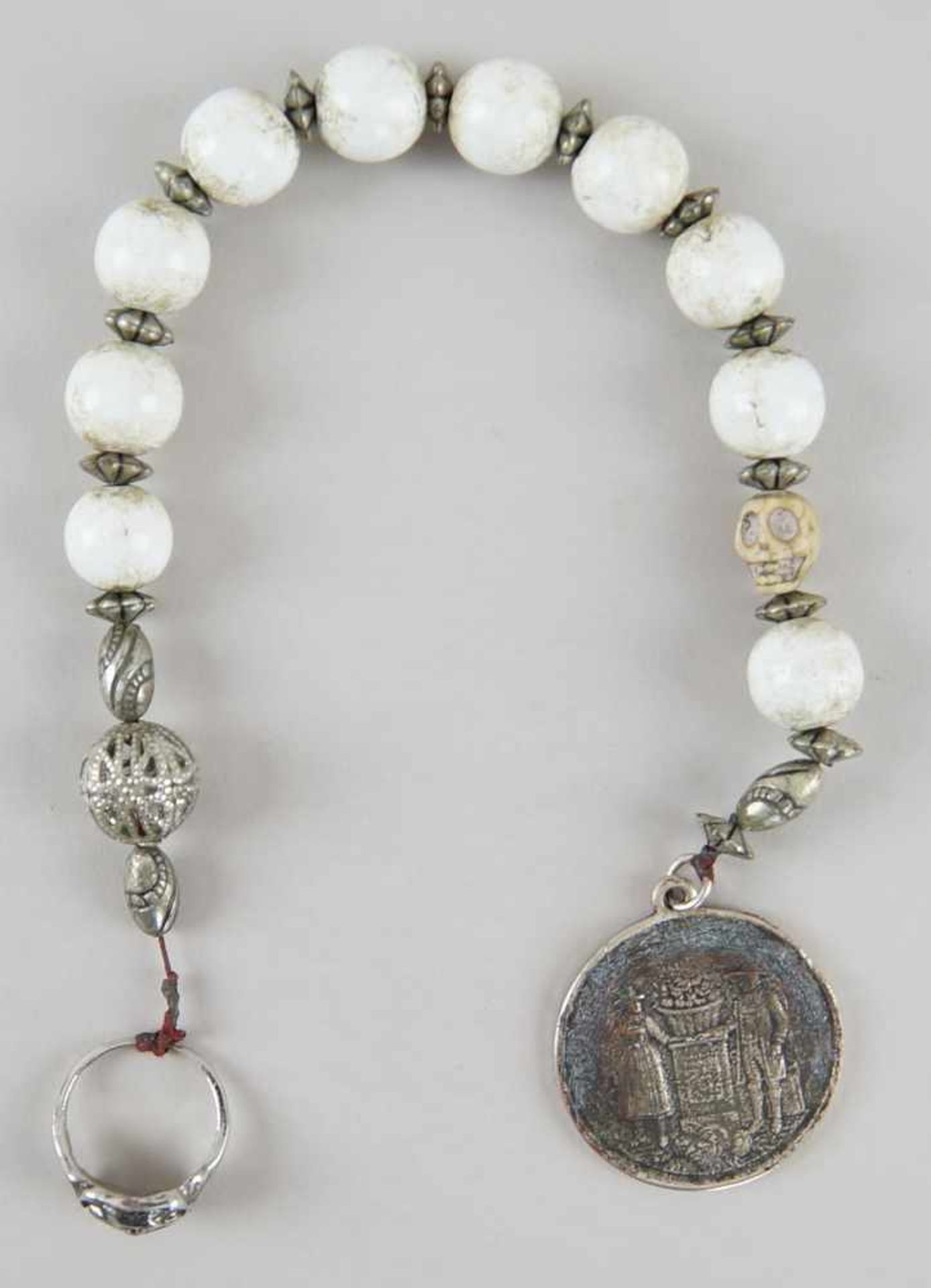 Gebetskette mit Silberring und Totenkopf, geschnitzter Totenkopf aus Bein, L 36cm- - -24.00 % - Bild 4 aus 5