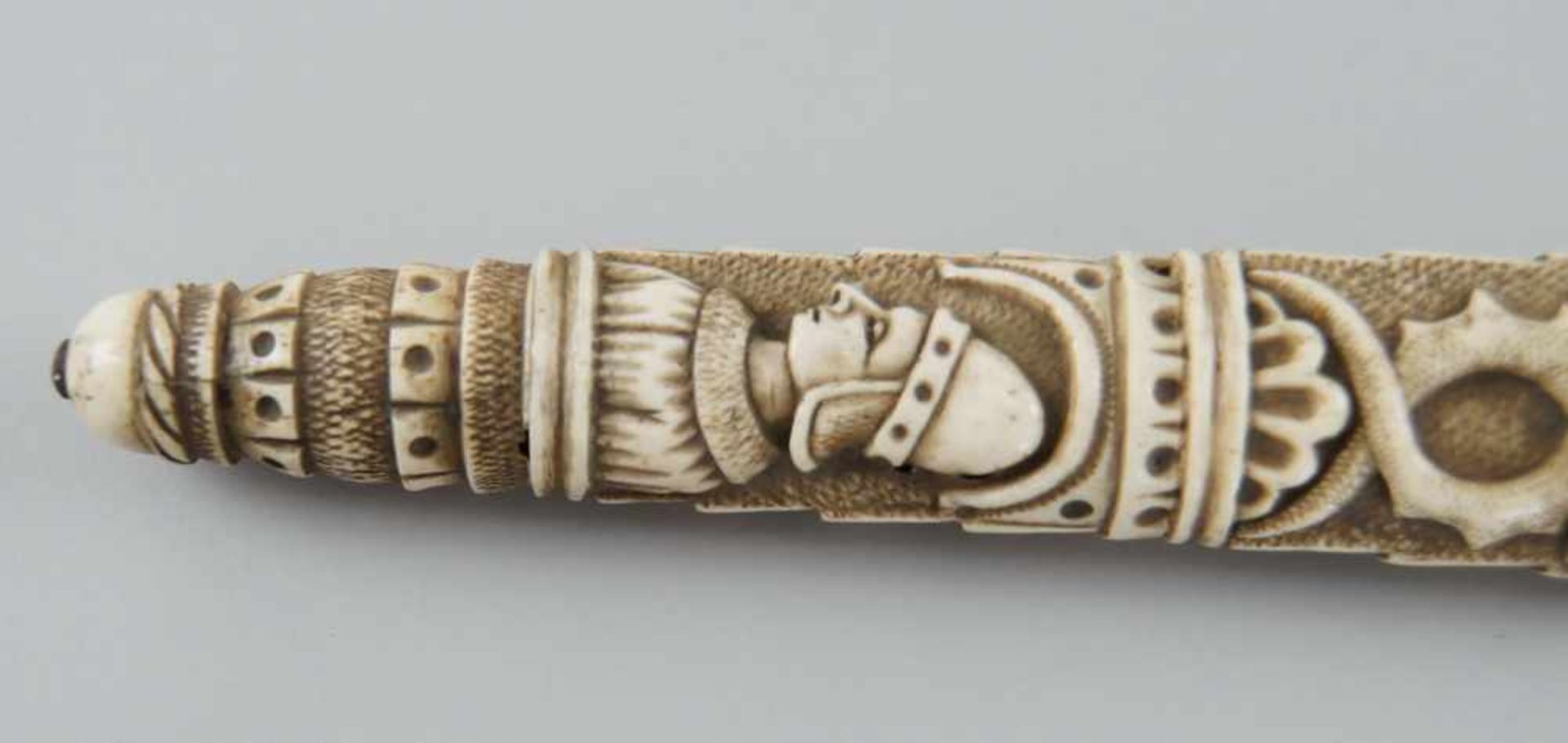 Schwert mit fein geschnitzter Scheide und Griff aus Elfenbein, Klinge aus Eisen, 19. JH,mit Zettel - Bild 8 aus 11