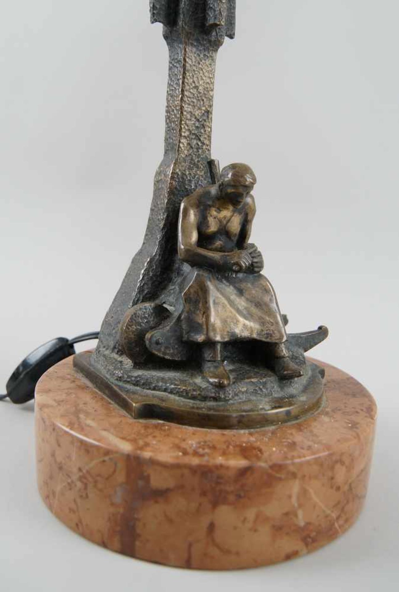 Feine Jugendstil Tischlampe mit Glasschirm, auf Marmorsockel mit Bronzeskulptur, H 55 cm- - -24.00 % - Bild 3 aus 5