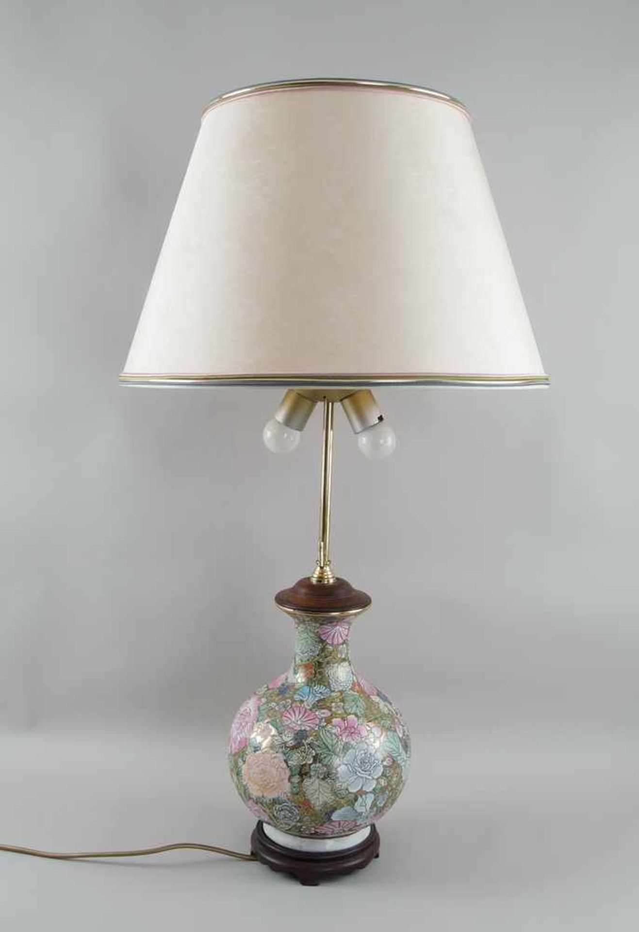 Tischlampe, ehem. asiatische Vase, auf Holzstand, elektrifiziert, mit Schirm, H 90 cm- - -24.00 %