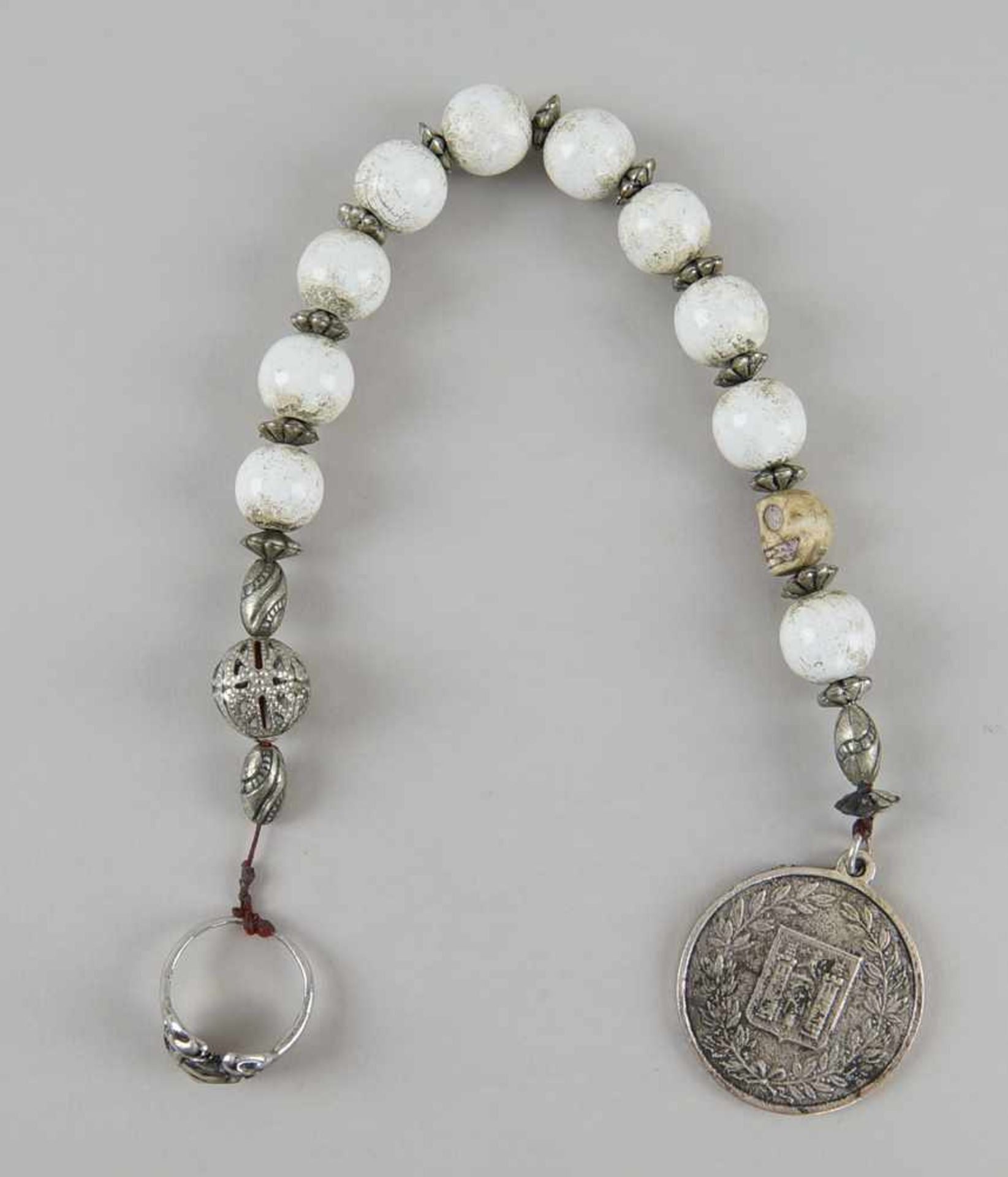 Gebetskette mit Silberring und Totenkopf, geschnitzter Totenkopf aus Bein, L 36cm- - -24.00 %