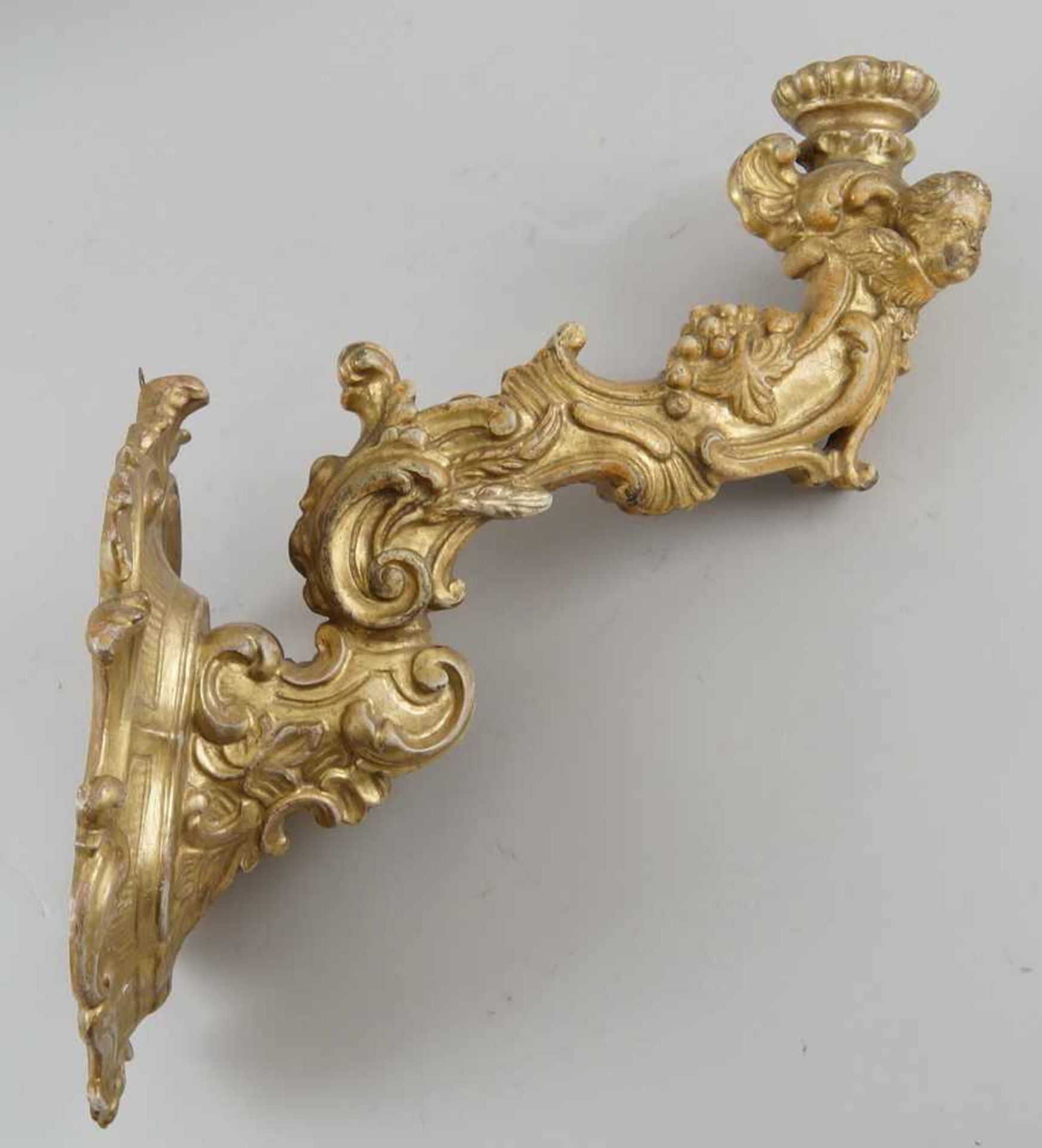 Prunkvoll geschnitzter Wandkerzenleuchter, vergoldet, 18. JH, Altersspuren, L 36 cm, H 49cm- - -24.