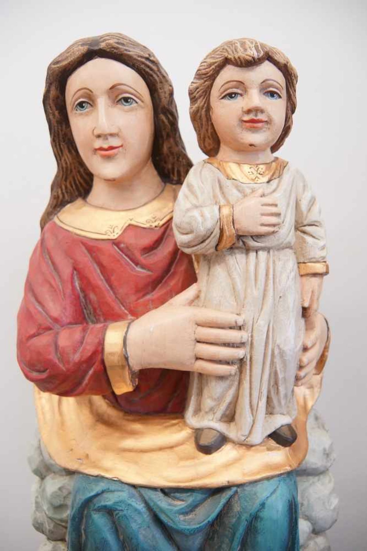 Sitzende Mutter Gottes mit Kind auf dem Schoss auf üppigen Wolken, Holz geschnitzt undgefasst, - Bild 4 aus 7
