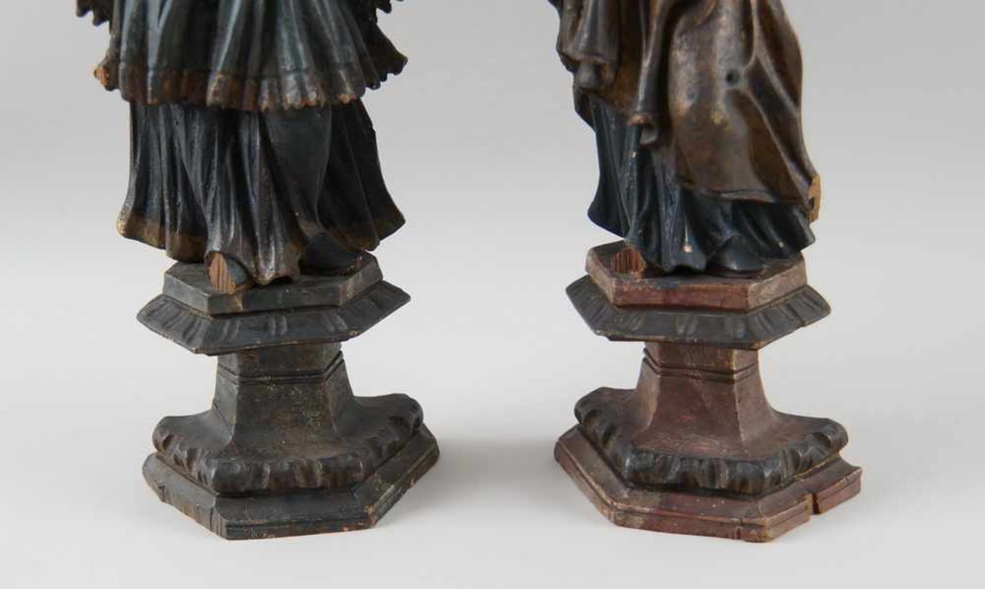 Zwei sakrale Skulpturen, u.a. Nepomuk, Holz geschnitzt und gefasst, Altersspuren, H 30/31cm- - -24. - Bild 4 aus 6
