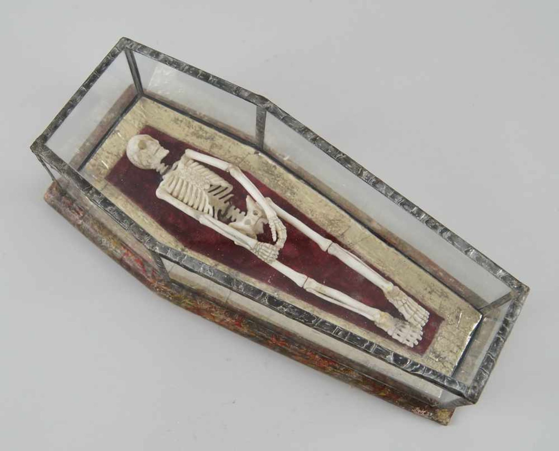 Memento Mori / die Vergänglichkeit, in Bein geschnitztes Skelett im Sarg, angebracht - Bild 11 aus 11