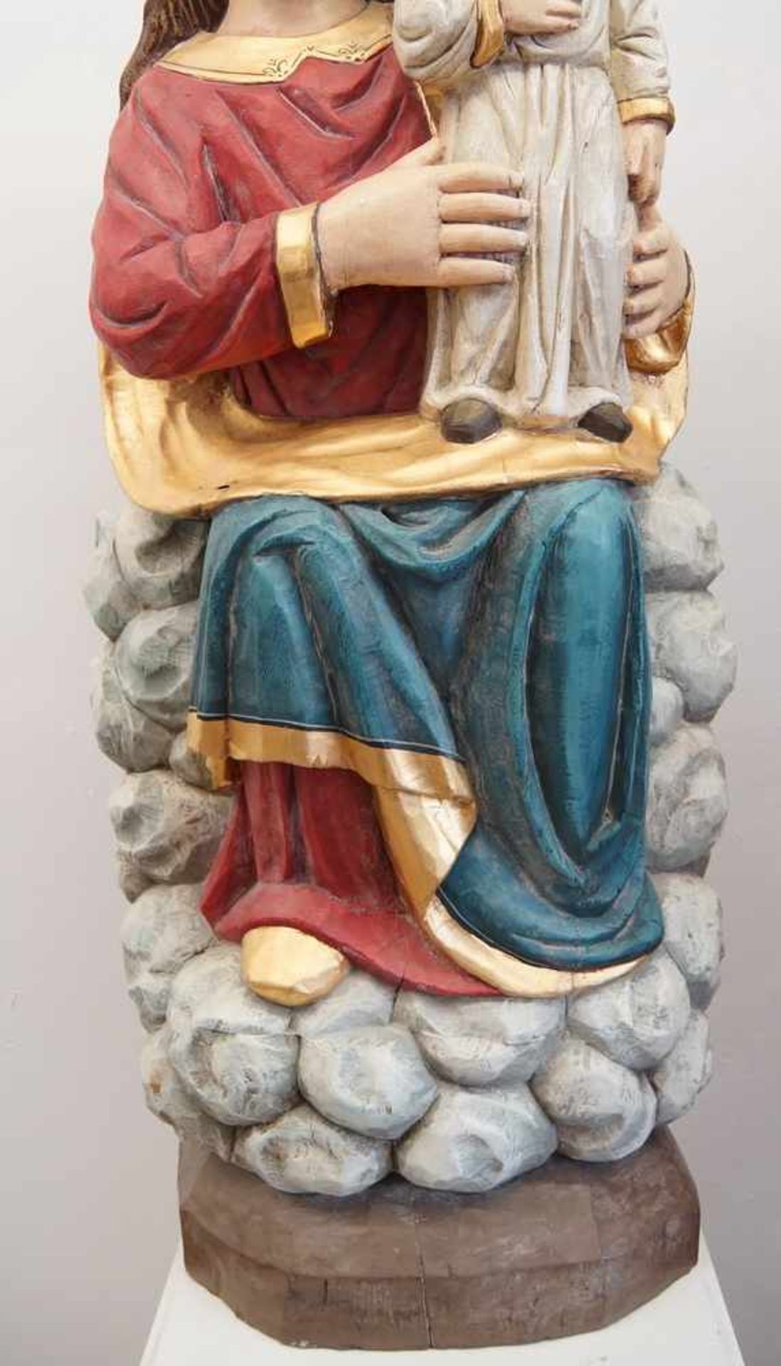 Sitzende Mutter Gottes mit Kind auf dem Schoss auf üppigen Wolken, Holz geschnitzt undgefasst, - Bild 3 aus 7