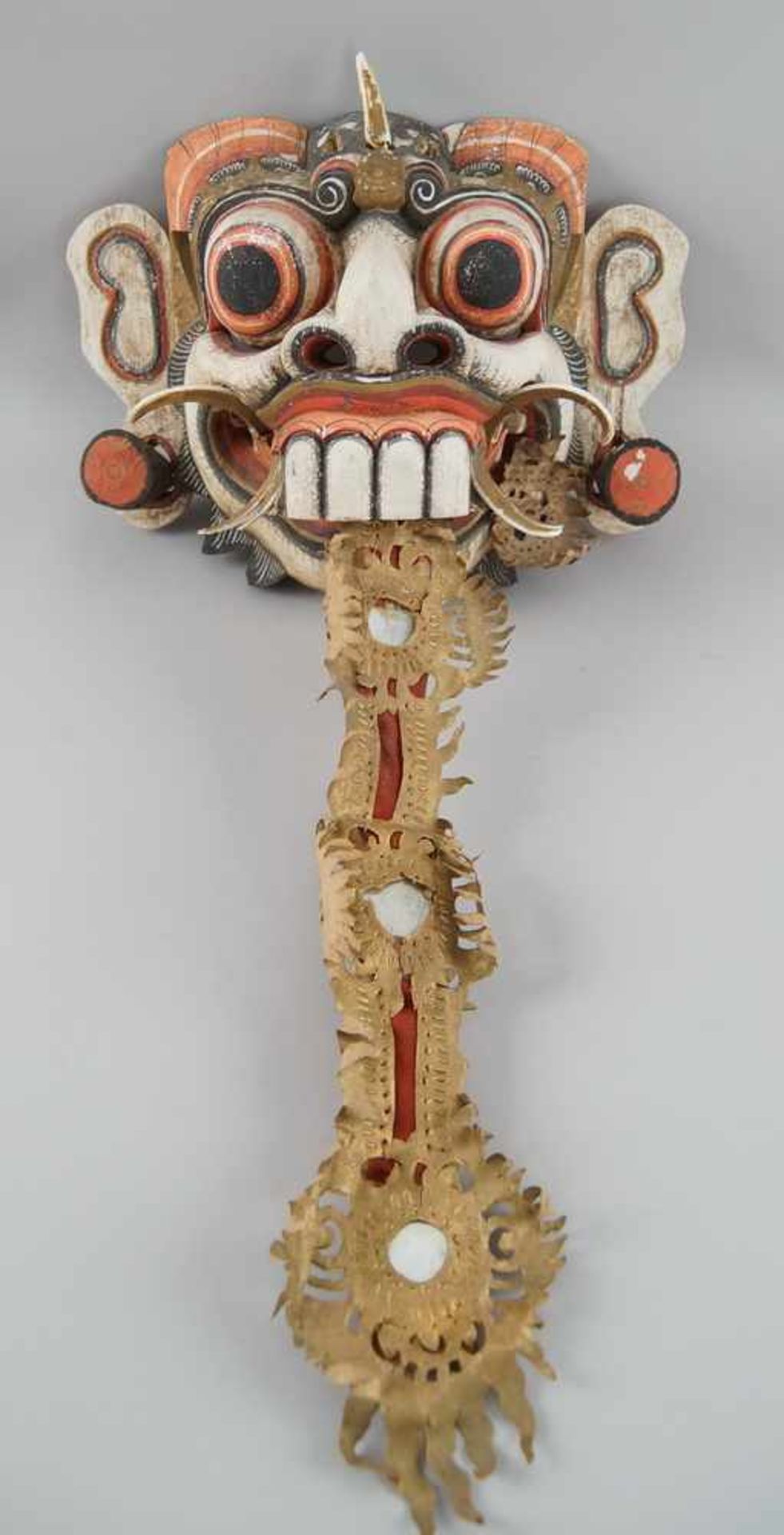 Tibetanische Ritualmaske, Holz geschnitzt und gefasst, mit auf Stoff genähtem undgeprägtem Papier, - Image 2 of 6
