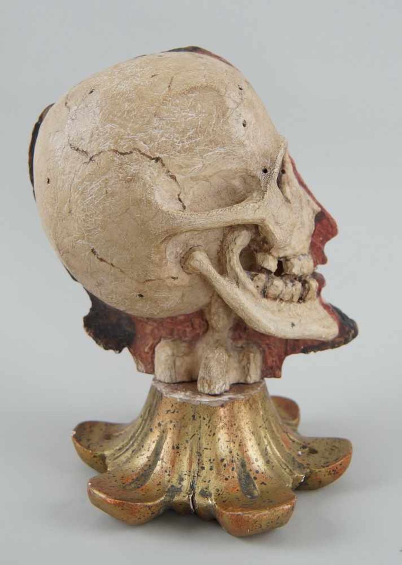 Memento Mori Kopf / die Vergänglichkeit, Holz geschnitzt und gefasst, H 21 cm, aufHolzsockel- - - - Bild 3 aus 6