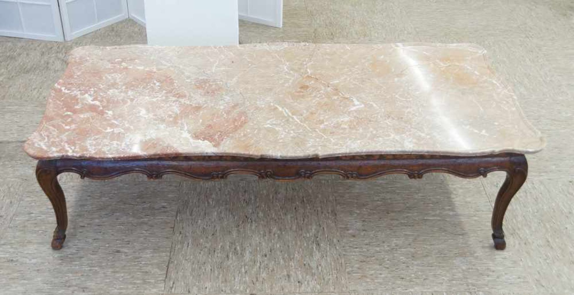 Sofatisch/Couchtisch, Holz geschnitzt mit Marmorplatte, Anfang 20. JH, 46x163x76cm- - -24.00 %