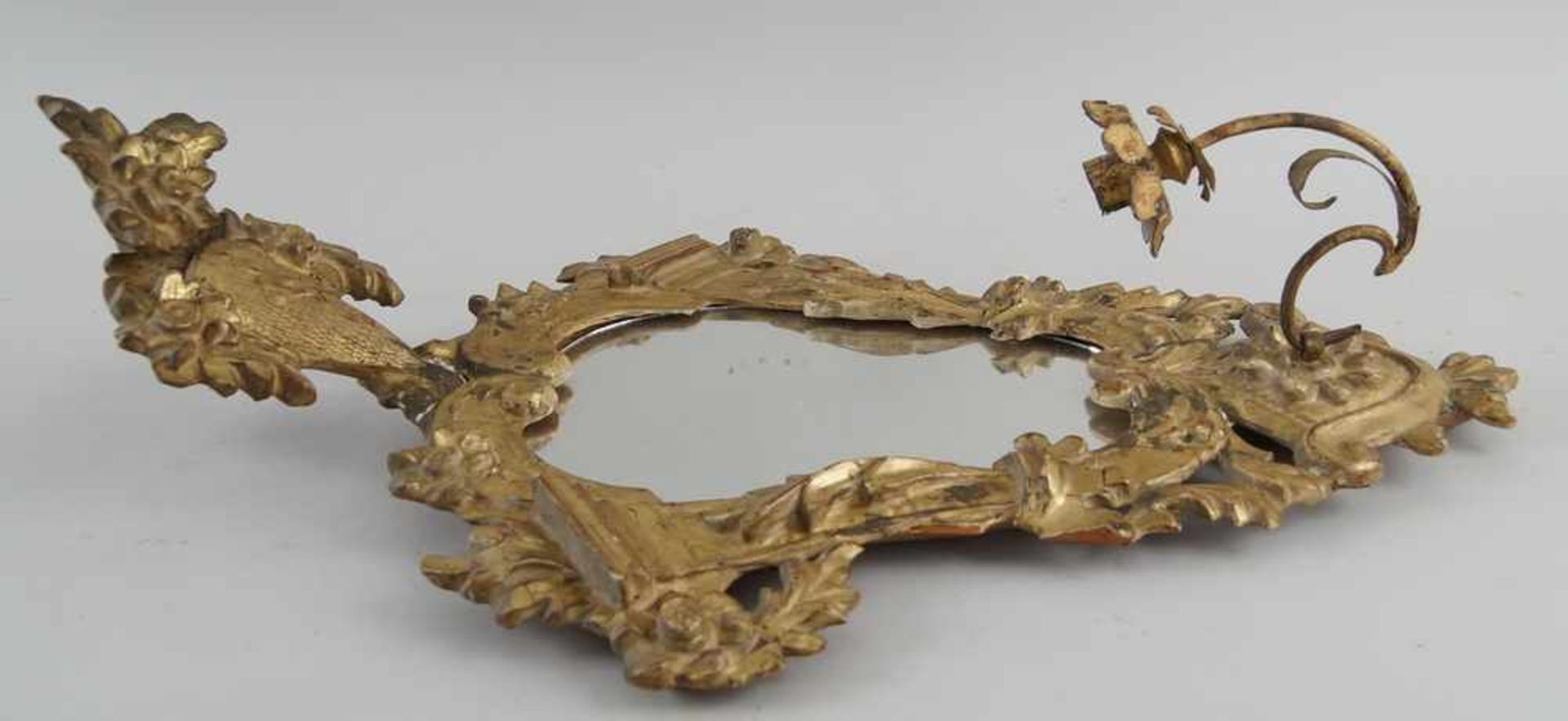 Fein geschnitzter Barock - Spiegel mit Kerzenhalter aus Metall, Holz geschnitzt undvergoldet, - Bild 6 aus 6