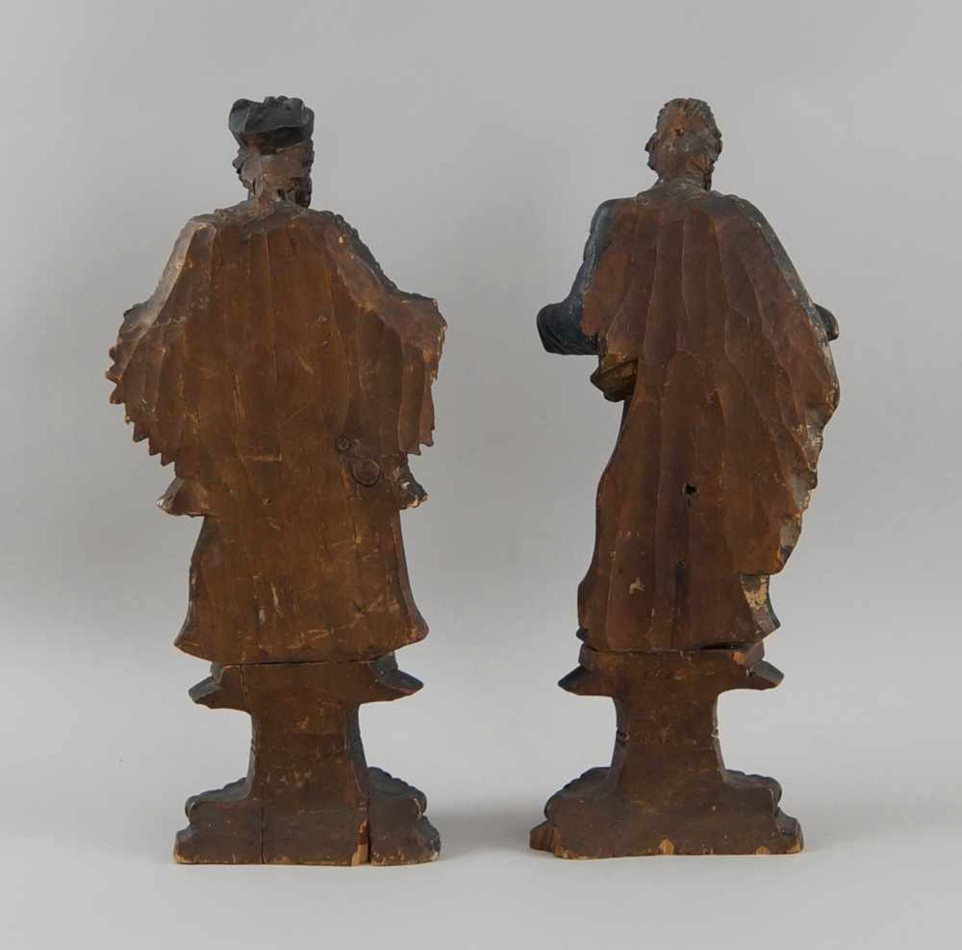 Zwei sakrale Skulpturen, u.a. Nepomuk, Holz geschnitzt und gefasst, Altersspuren, H 30/31cm- - -24. - Bild 6 aus 6