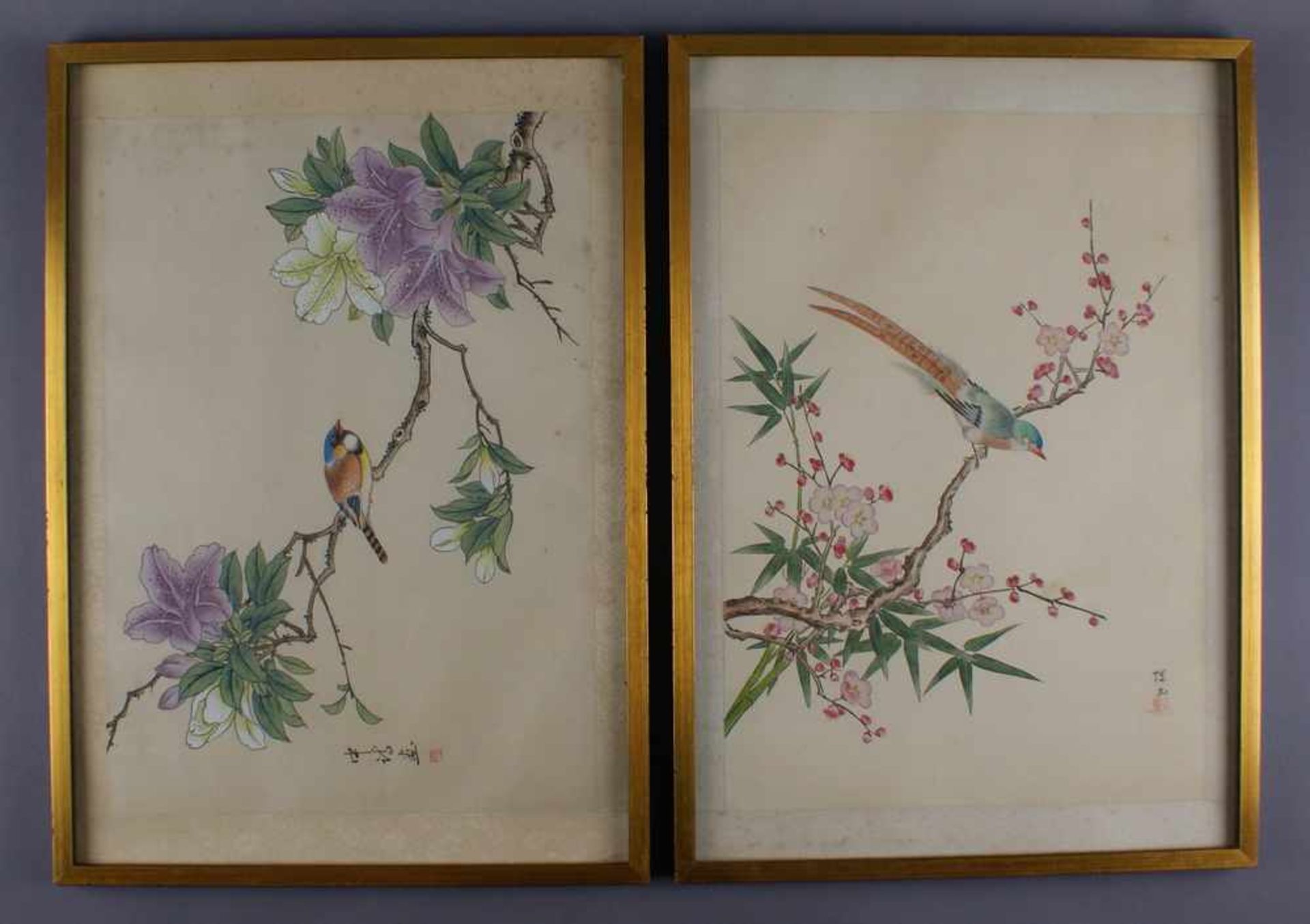 Paar asiatische Stilleben auf Stoff gemalt, farbenprächtige Vögel auf blühenden Ästen,bezeichnet, o.