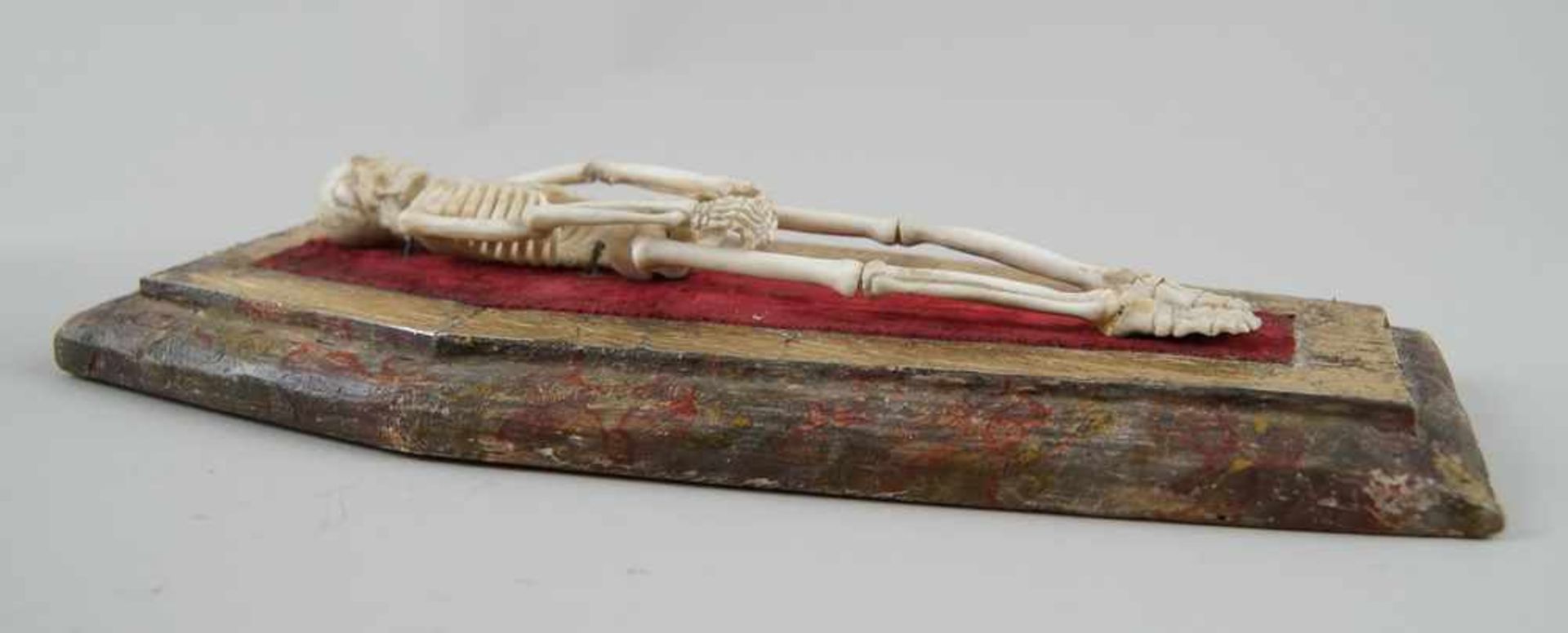 Memento Mori / die Vergänglichkeit, in Bein geschnitztes Skelett im Sarg, angebracht - Bild 6 aus 11