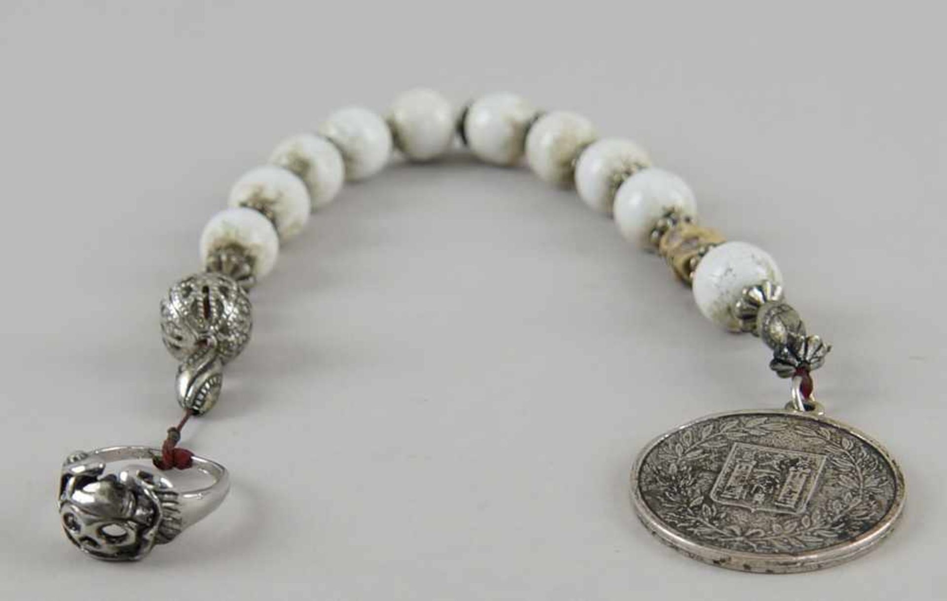 Gebetskette mit Silberring und Totenkopf, geschnitzter Totenkopf aus Bein, L 36cm- - -24.00 % - Bild 2 aus 5
