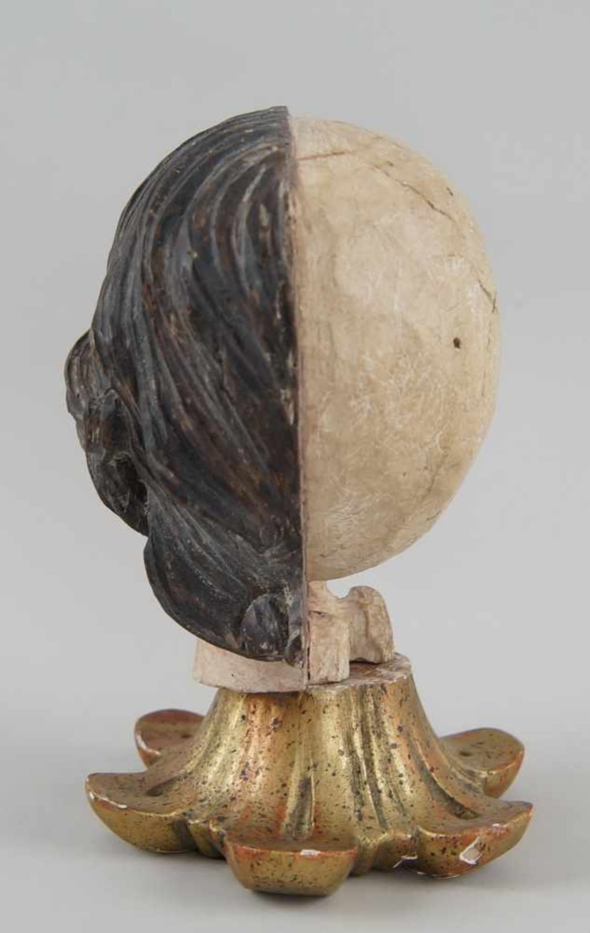 Memento Mori Kopf / die Vergänglichkeit, Holz geschnitzt und gefasst, H 21 cm, aufHolzsockel- - - - Bild 5 aus 6