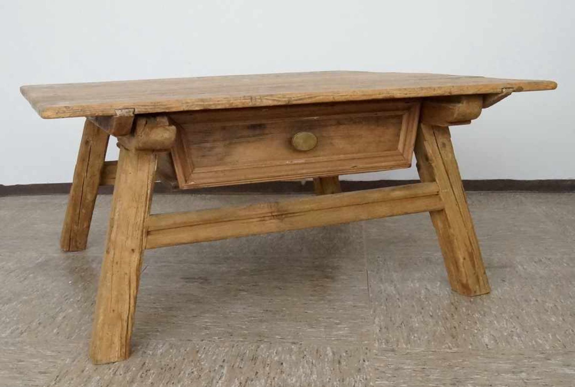 Niedriger Jogltisch / Rhöntisch, mit einem Schub, ideal für Sofa/Couch, 50x107x105cm- - -24.00 % - Bild 3 aus 5