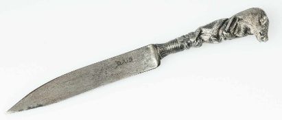 Barockes TafelmesserEinschneidige Klinge mit tauschierter Klingenmarke. Figürlicher Silbergriff