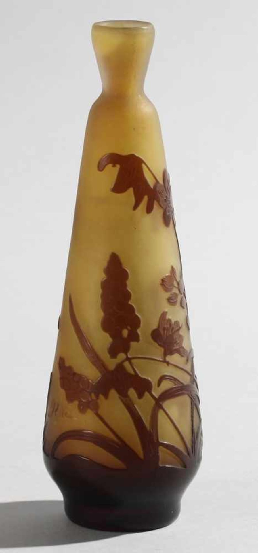 Jugendstil-Vase mit FrühlingsblumenFarbloses mattiertes Glas, violett überfangen. Formgeblasen. - Bild 3 aus 6