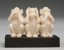 Drei AffenWohl Bein u. Ebenholz. "Drei Affen"-Motiv in Anlehnung an ein japanisches Sprichwort u.