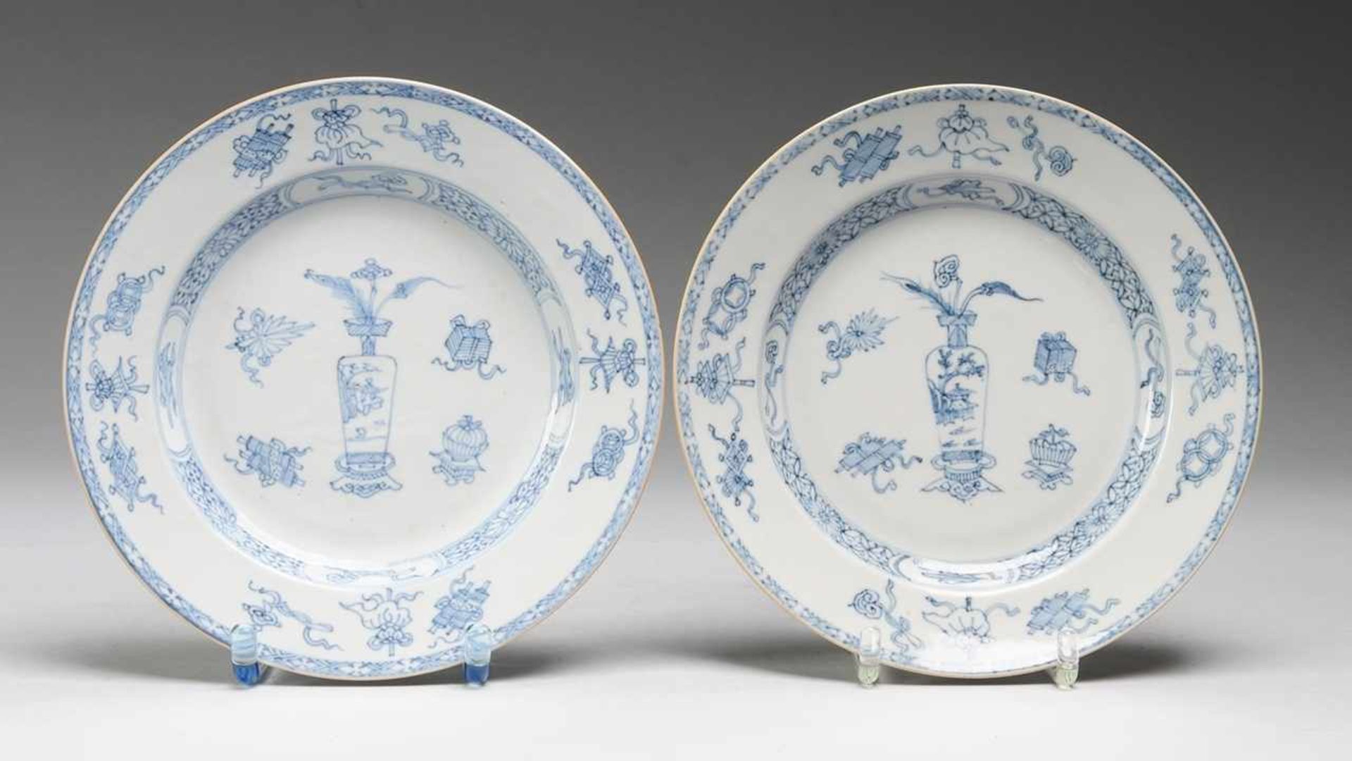 Paar Teller mit Blau-Weiß-DekorDünnwandiges Porzellan. Leicht gemuldete glattrandig Form. In