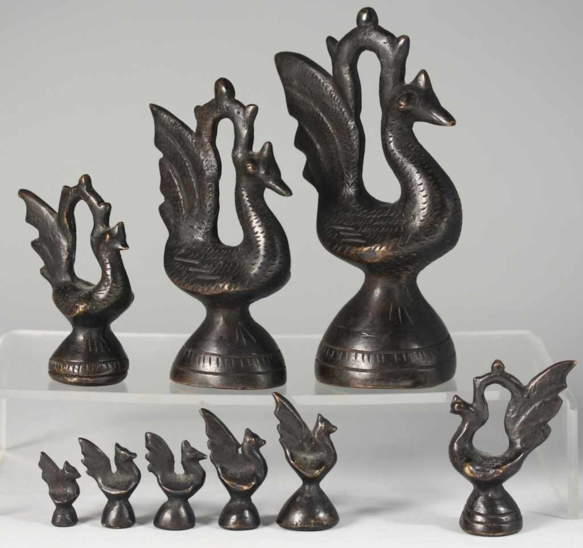 Satz Opiumgewichte9-tlg. Bronze, patiniert. Auf runden Basen in Form mythischer Vögel, sogen. Hintha