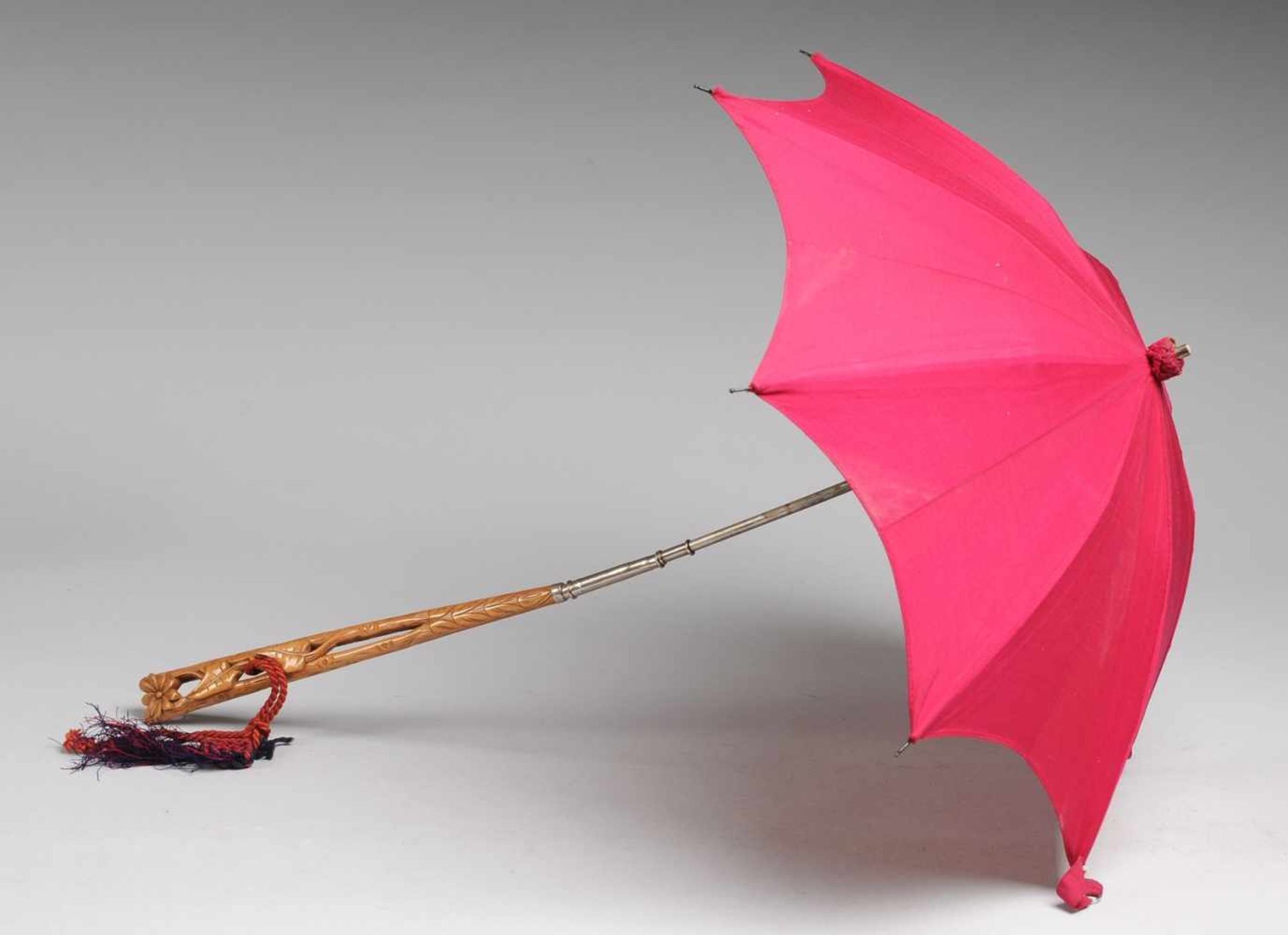 Knick-Sonnenschirm "Marquise"Als Astgabel mit Blatt- u. Blütenbesatz geschnitzter Holzgriff, daran