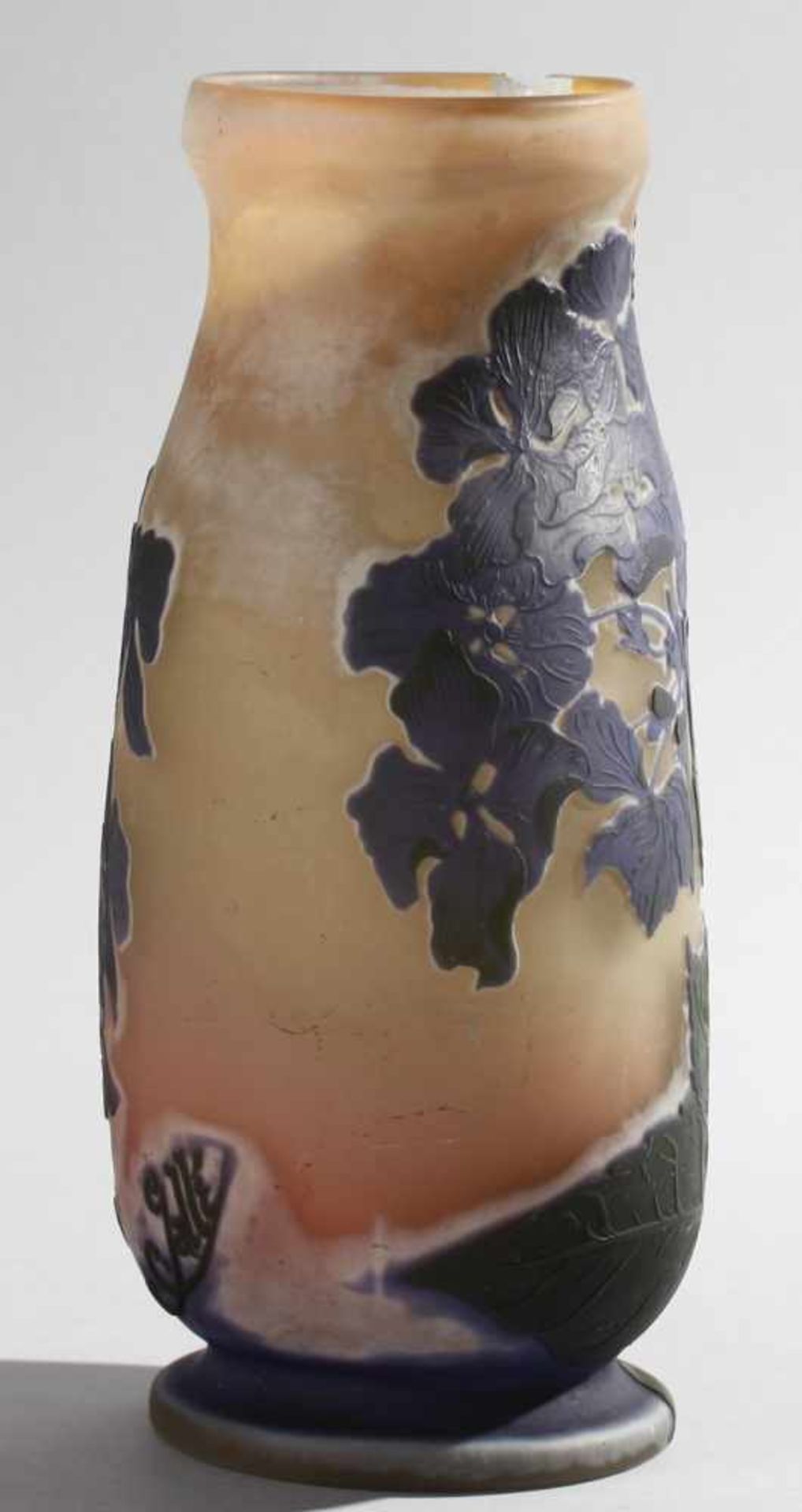 Jugendstil-Vase mit HortensieFarbloses mattiertes Glas, innen rosafarben unter-, außen weiß, violett - Bild 4 aus 7