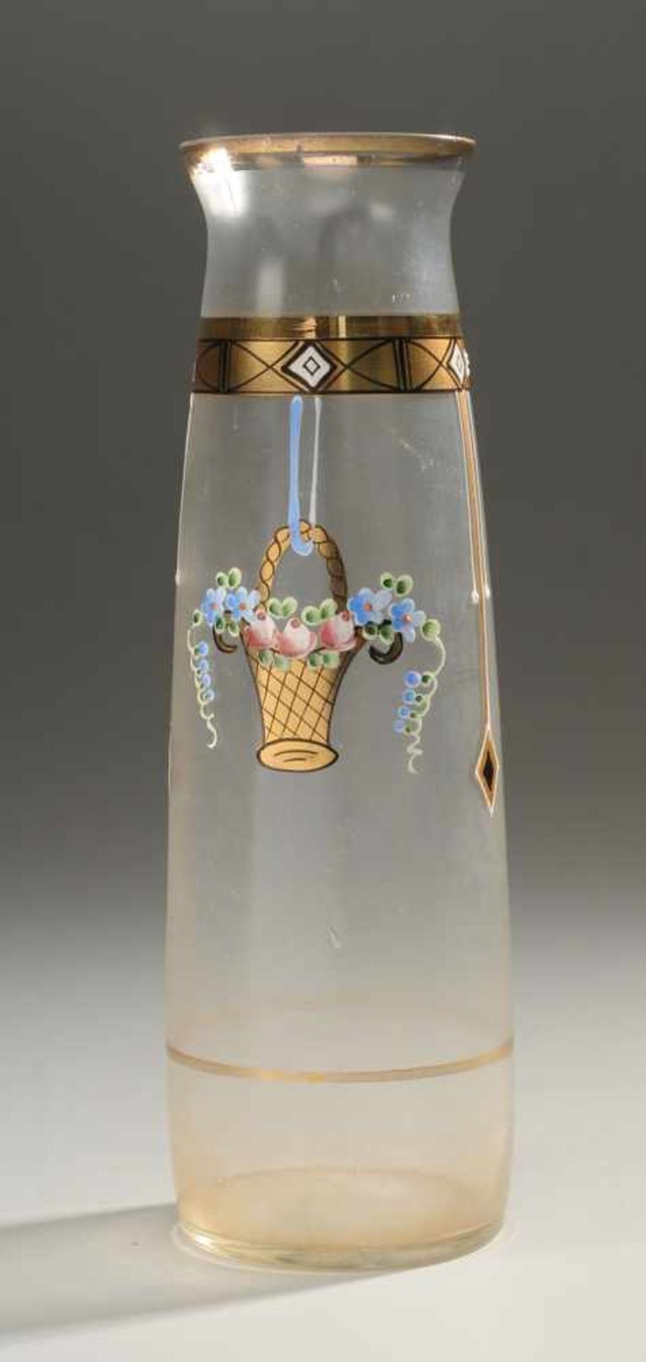 Jugendstil-VaseFarbloses Glas, part. mattiert. Formgeblasen. Gestreckter Korpus mit ausgestellter