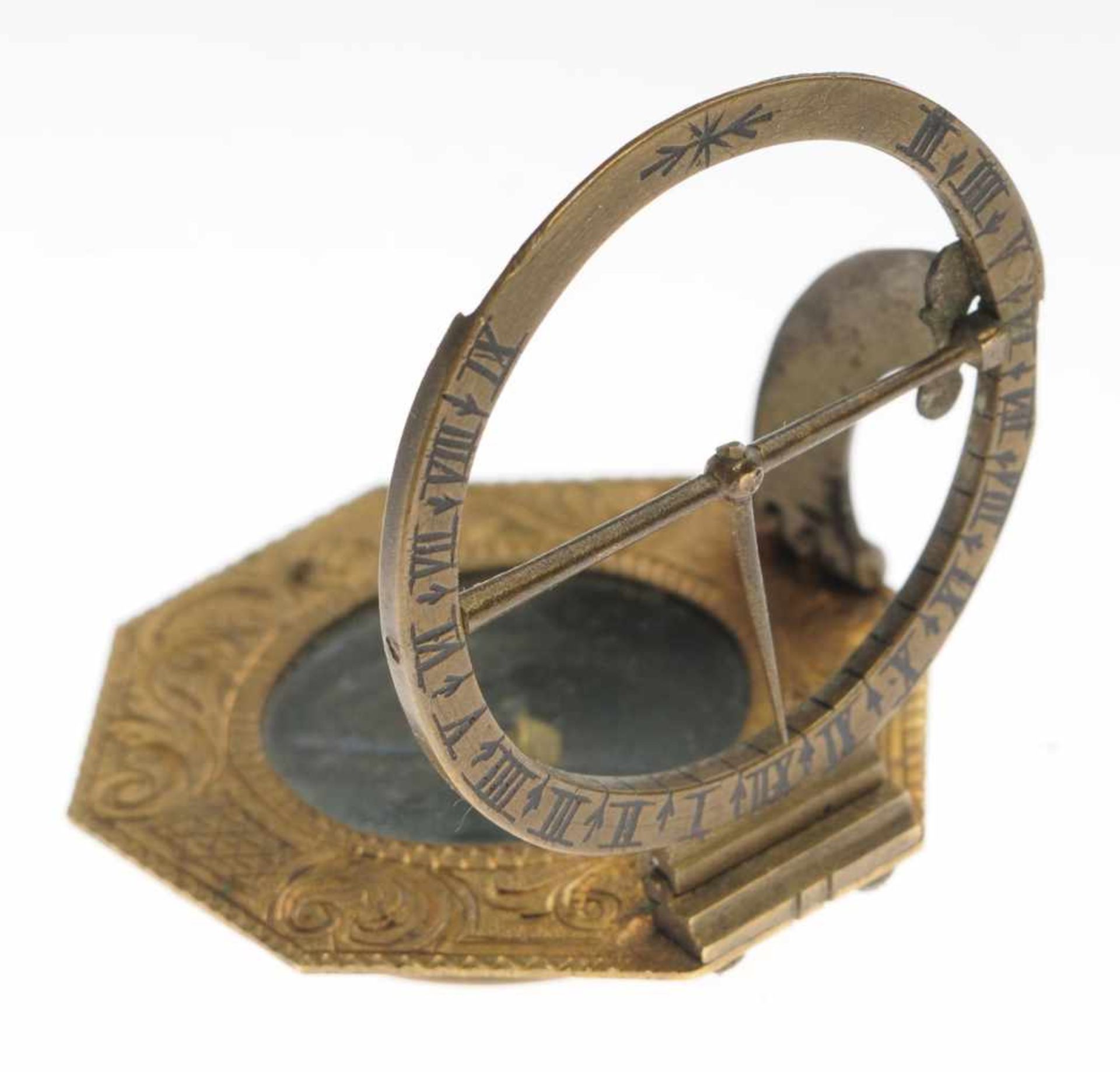 Äquatorialer KompassMessing. Oktogonales Gehäuse mit Kompass u. grav. Akanthusdekor. Stundenskala, - Bild 4 aus 9