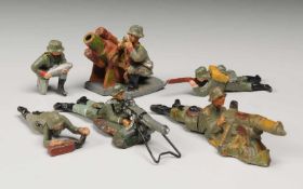Konvolut Elastolin-Massefiguren Soldaten im Gefecht6-tlg. Massegemisch, polychrom bemalt.