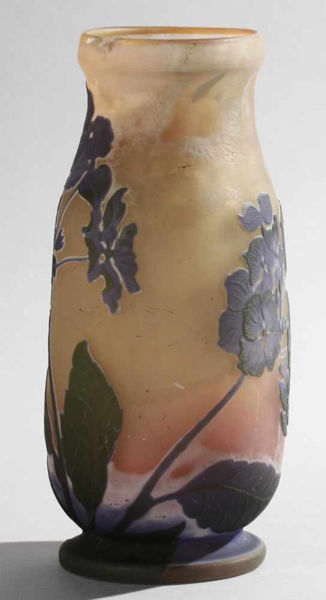 Jugendstil-Vase mit HortensieFarbloses mattiertes Glas, innen rosafarben unter-, außen weiß, violett - Bild 2 aus 7