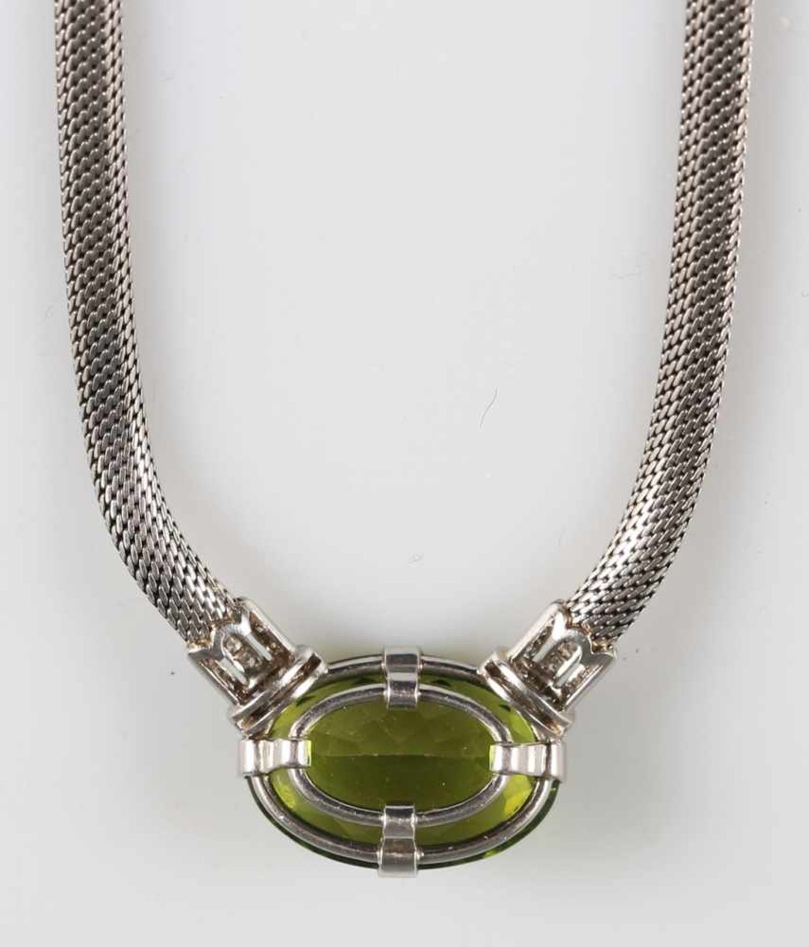 Peridot-Collier960er Platin. An kräftiger Schlangenkette großer krappengefasster, querovaler, - Bild 2 aus 2