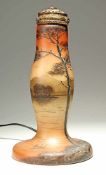 Nachttischlampe1-flg. Farbloses Glas, opalweiß unterfangen. Vasenförmig, mit ausgestelltem Stand.