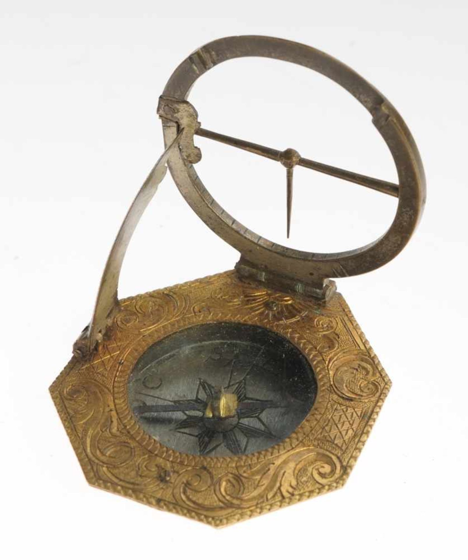 Äquatorialer KompassMessing. Oktogonales Gehäuse mit Kompass u. grav. Akanthusdekor. Stundenskala, - Bild 8 aus 9