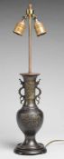 Tischlampe2-flg. Messing/ Bronze. Auf rundem Holzsockel balusterförmiger Korpus mit seitl.