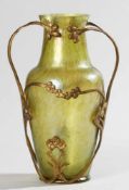 Jugendstil-Vase mit MessingmonturFarbloses Glas mit eingeschmolzenen Silbergelbkröseln. Reduziert u.