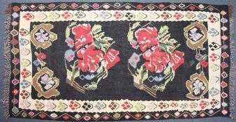 Großer Kelim mit RosendekorWolle/Wolle. Polychromer Floraldekor auf schwarzbraunem u. naturweißem