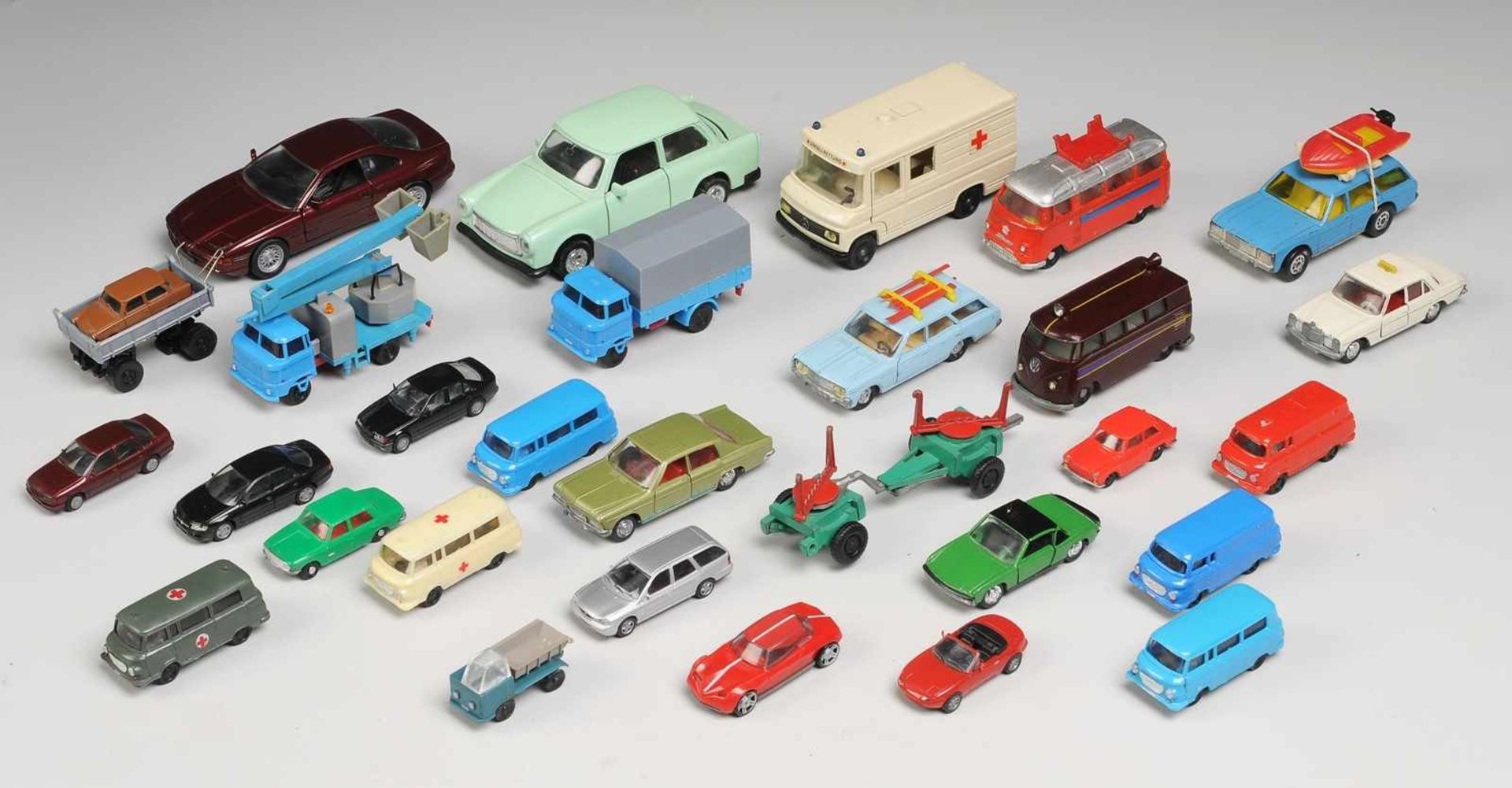 Konvolut Miniatur- und Modellautos verschiedener deutscher Hersteller30-tlg. Farbig gefasster