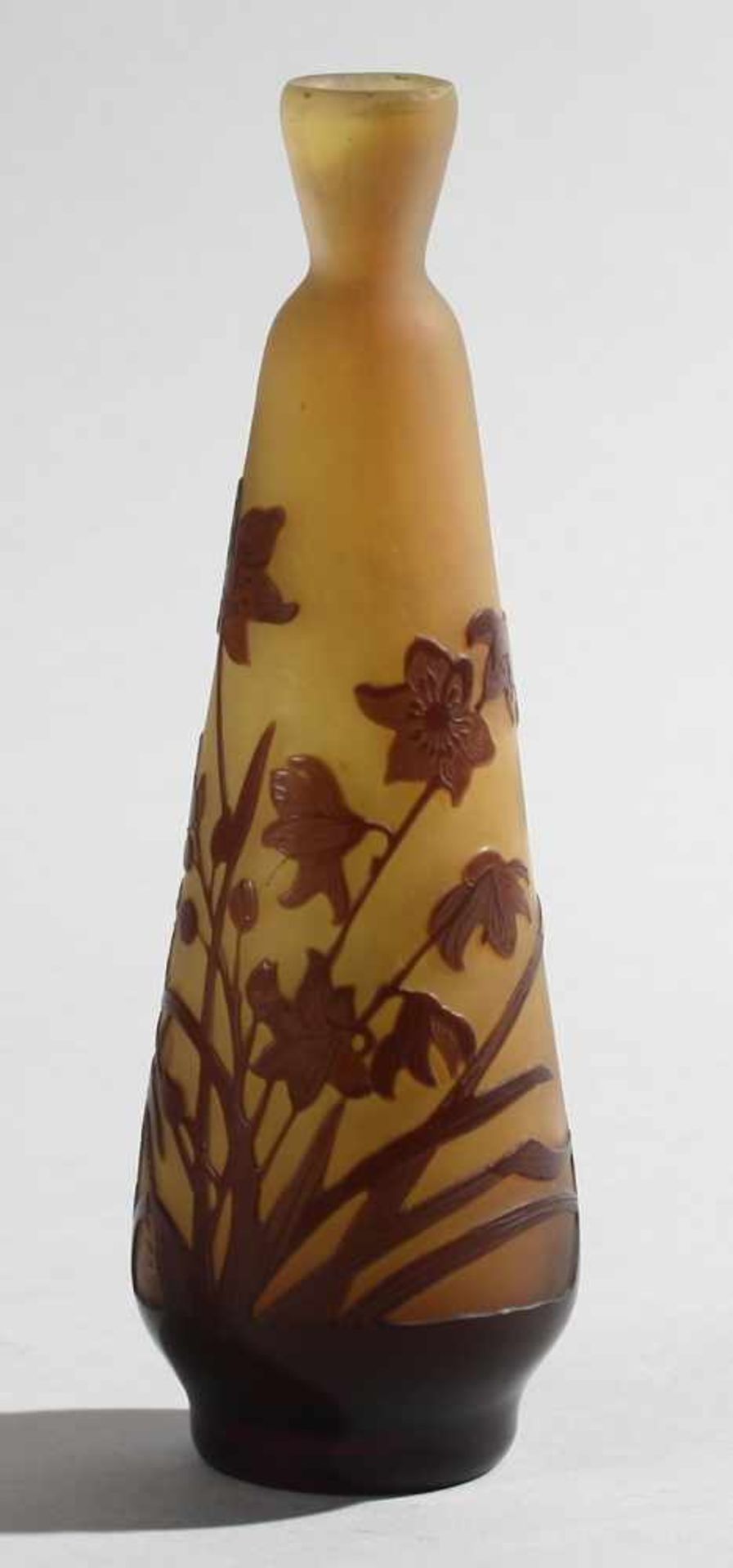 Jugendstil-Vase mit FrühlingsblumenFarbloses mattiertes Glas, violett überfangen. Formgeblasen. - Bild 2 aus 6