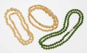 Drei KettenIm einreihigen Verlauf gefädelte Perlen aus Bein bzw. grünem Achat, 2 x zur Mitte hin