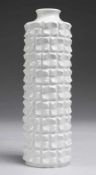 StrukturvaseWeiß, glasiert. Zylindrischer Korpus mit kristallinem Reliefdekor. Entw.: Ludwig Zepner,